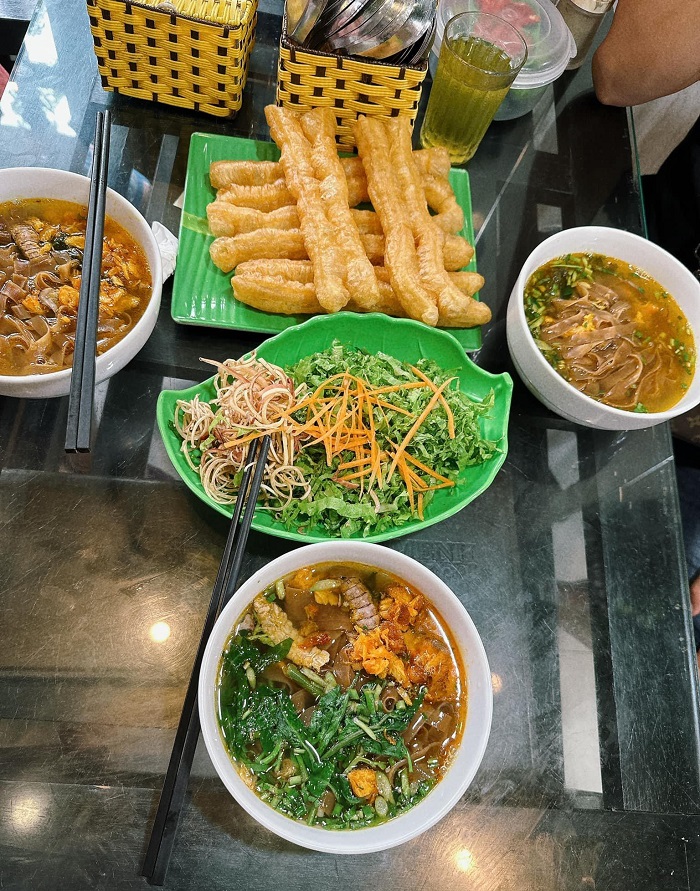 Lót dạ tại quán bánh đa cua ngon tại Hải Phòng