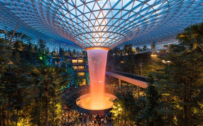 Thác nước tại Jewel Changi. Ảnh: Internet