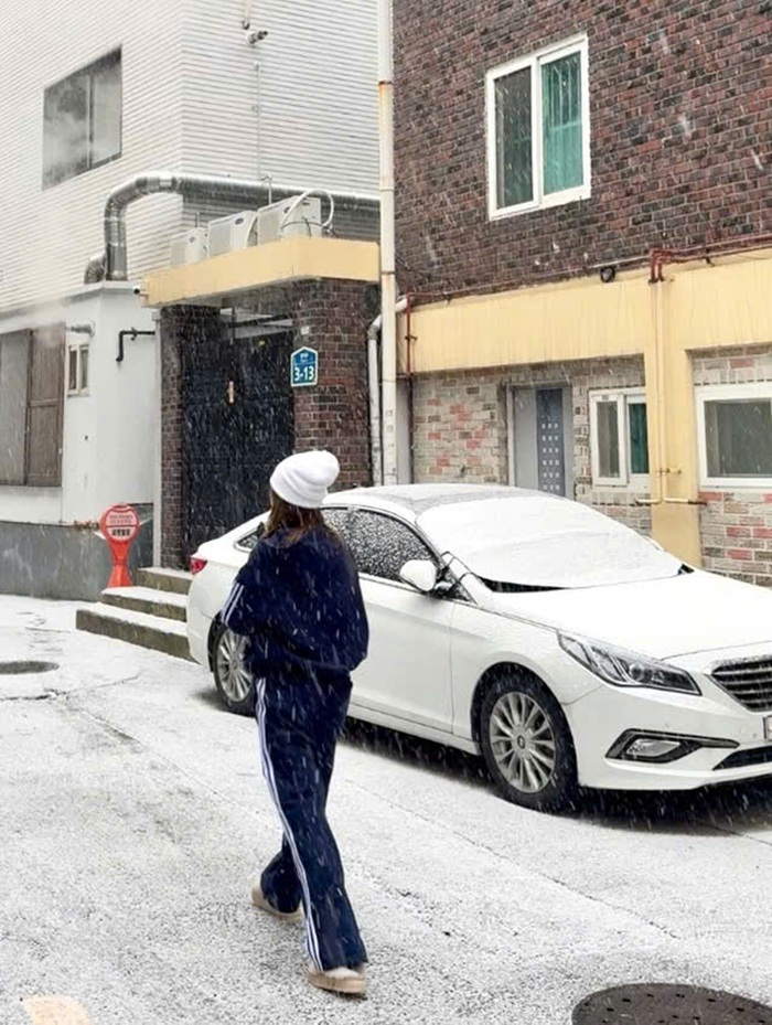 Nữ diễn viên đi dạo giữa thời tiết lạnh giá của Hàn Quốc vào mùa đông. Ảnh: Instagram nhân vật