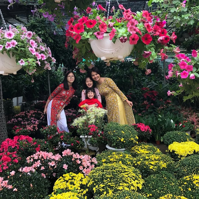 Chợ hoa Vạn Phúc là chợ hoa đẹp tại Hà Nội đông đúc du khách 