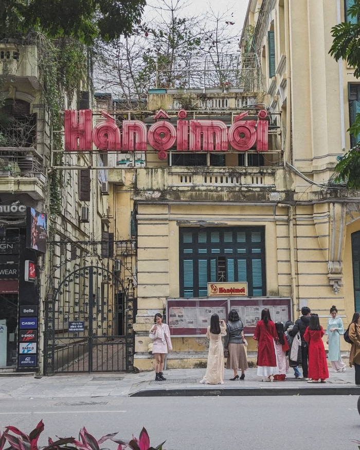 Tòa soạn báo Hà Nội Mới là địa điểm chụp áo dài Tết đẹp ở Hà Nội các bạn trẻ yêu thích