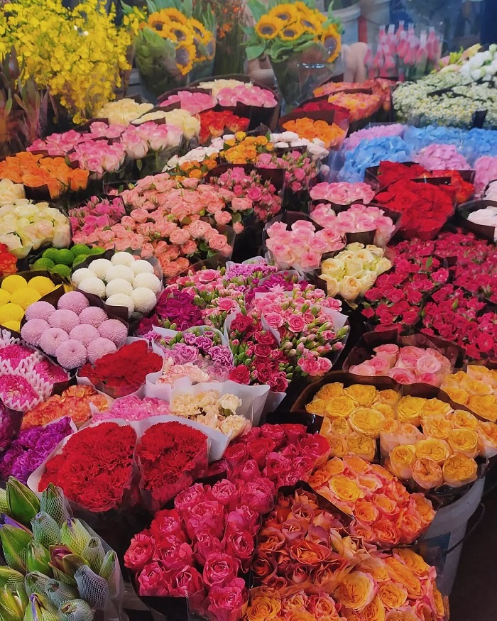 Chợ hoa Quảng Bá là địa điểm chụp áo dài Tết đẹp ở Hà Nội được các bạn trẻ yêu thích