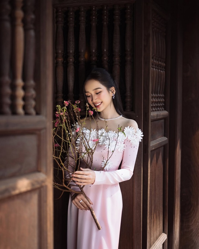 Văn Miếu Quốc Tử Giám là địa điểm chụp áo dài Tết đẹp ở Hà Nội lên hình cực đỉnh