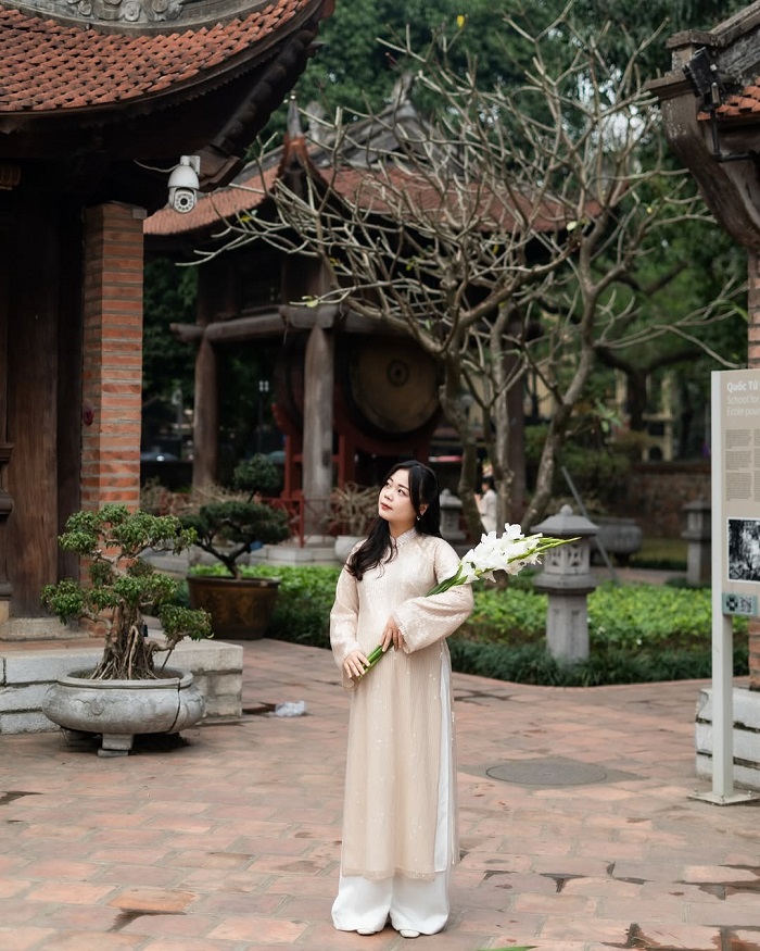Văn Miếu Quốc Tử Giám là địa điểm chụp áo dài Tết đẹp ở Hà Nội góc nào cũng xinh