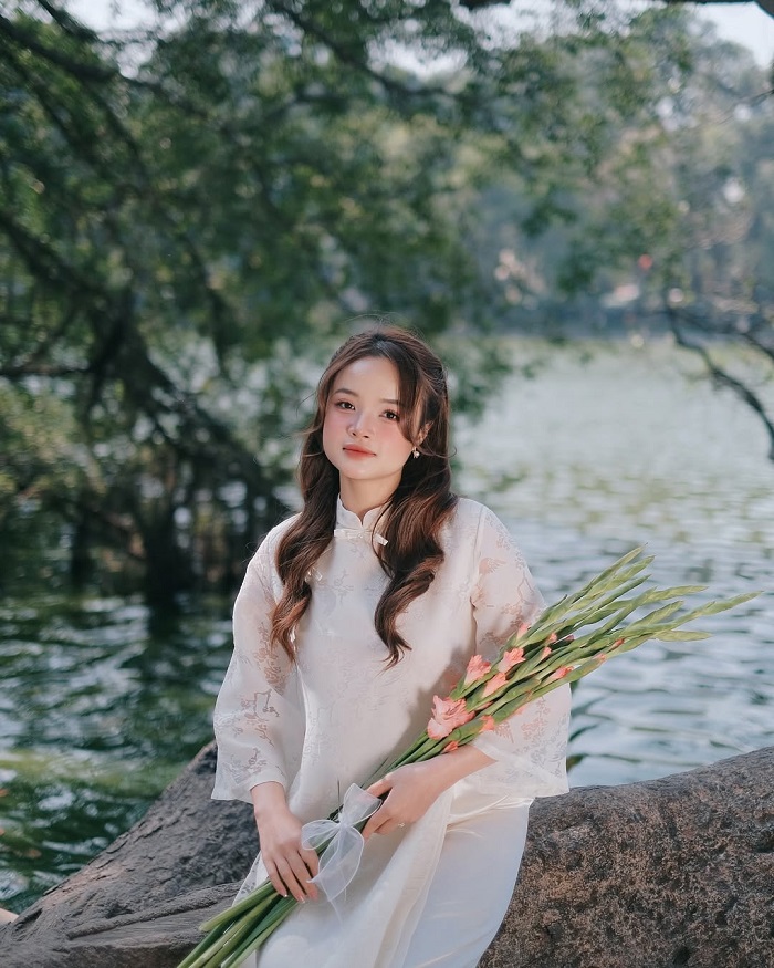 Hồ Hoàn Kiếm là địa điểm chụp áo dài Tết đẹp ở Hà Nội hoàn toàn miễn phí