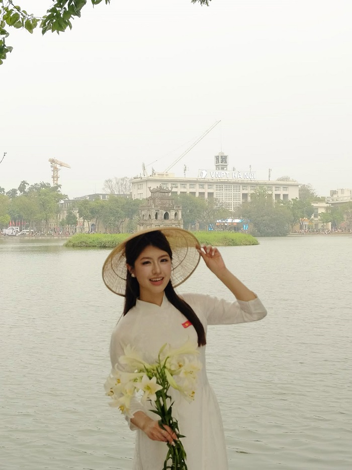 Hồ Hoàn Kiếm là địa điểm chụp áo dài Tết đẹp ở Hà Nội mang vẻ đẹp lãng mạn