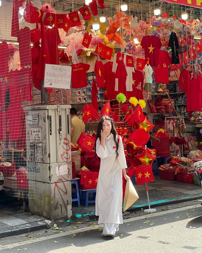 Phố Hàng Mã là địa điểm chụp áo dài Tết đẹp ở Hà Nội cực kỳ rực rỡ