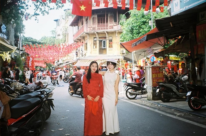 Phố Hàng Mã là địa điểm chụp áo dài Tết đẹp ở Hà Nội mang đến trải nghiệm thú vị cho du khách