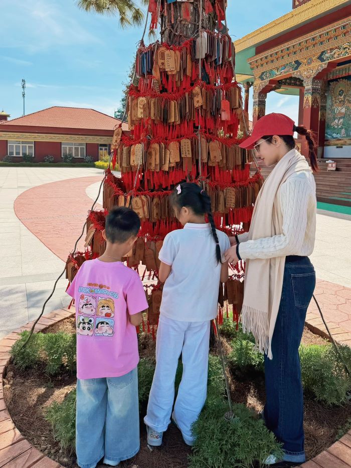 Diệp Lâm Anh và các con của mình đang cầu bình an. Ảnh: facebook nhân vật