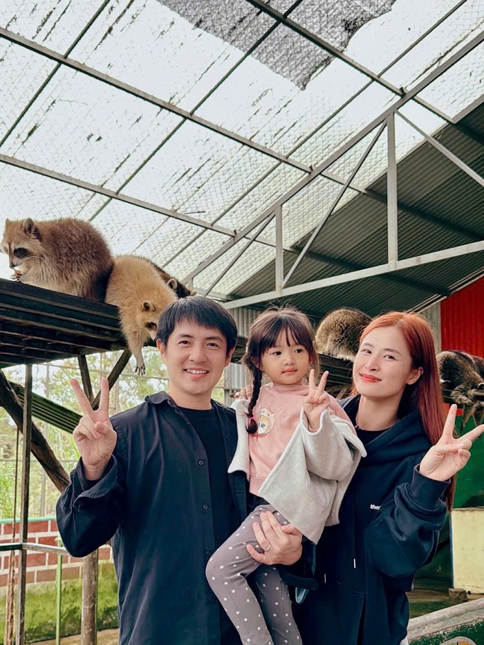 Cùng con khám phá thiên nhiên và lưu giữ kỷ niệm. Ảnh: FBNV