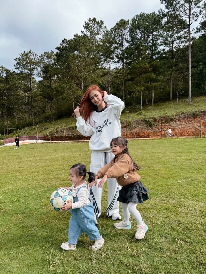 Nữ ca sĩ hạnh phúc bên các con. Ảnh: FBNV