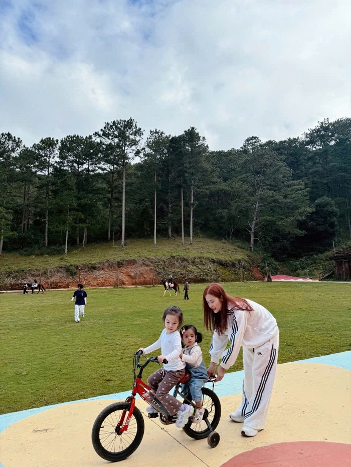 Nữ ca sĩ vui chơi cùng các con. Ảnh: FBNV