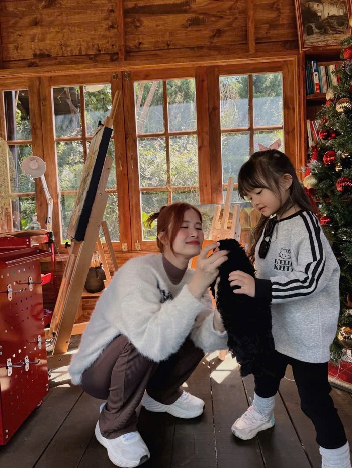 Đây cũng là khoảng thời gian quý giá để cả gia đình gắn kết, tận hưởng những giây phút đời thường đầy yêu thương bên nhau. Ảnh: FBNV