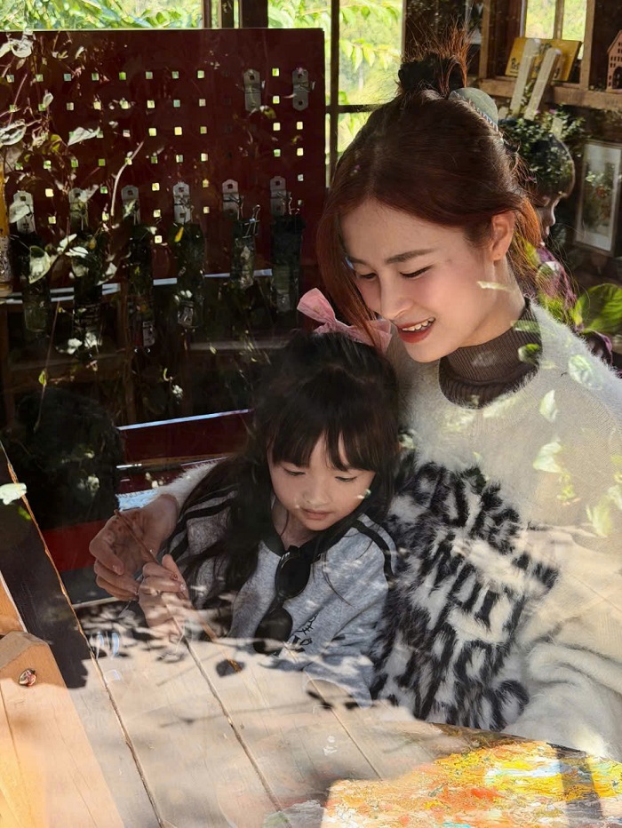 Nữ ca sĩ trải nghiệm cùng con trong từng hoạt động nhỏ. Ảnh: FBNV