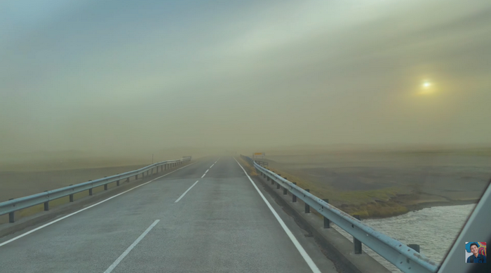 sức gió mạnh cuốn bụi mù mịt không thể nhìn thấy phía trước con đường