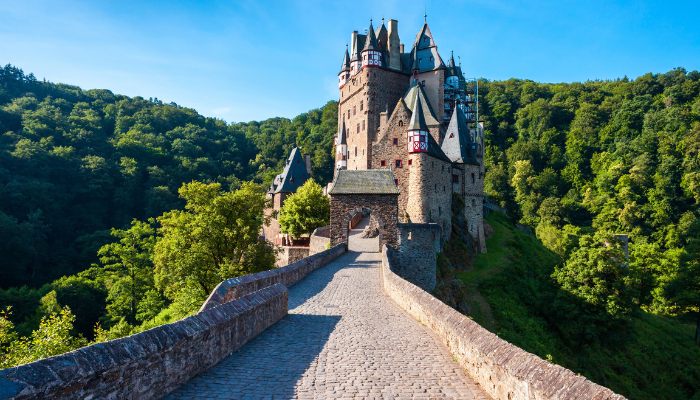 burg-eltz-phao-dai-trung-co-con-nguyen-ven-hiem-co-trong-he-thong-lau-dai-o-duc