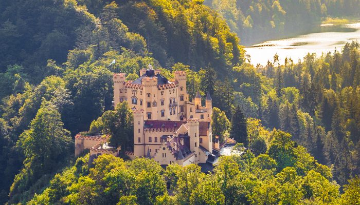 hohenschwangau-la-lau-dai-o-duc-gan-lien-voi-tuoi-tho-cua-vua-ludwig-ii