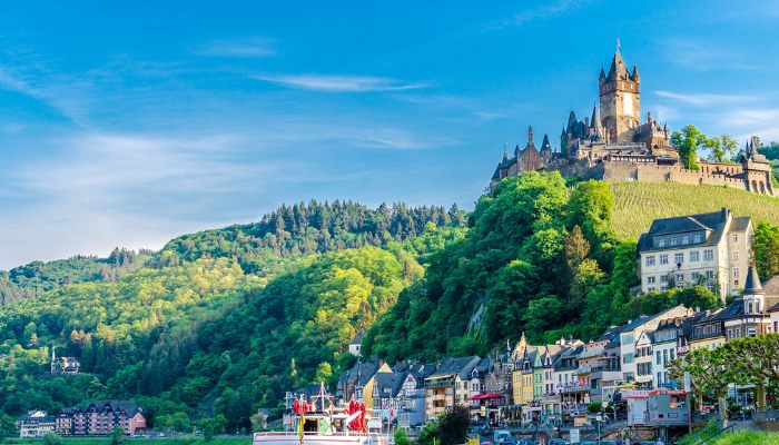 lau-dai-reichsburg-cochem-noi-bat-tren-dinh-doi-nhin-ra-song-moselle