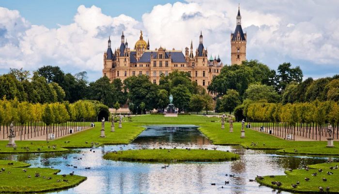 lau-dai-schwerin-cung-dien-co-mang-ve-dep-hoang-gia-quyen-ru