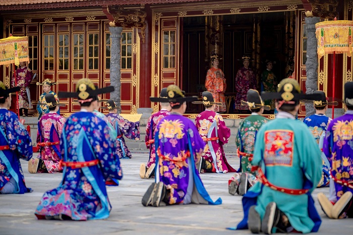 Sân khấu hoá Lễ thiết triều trong Lễ Nguyên đán triều Nguyễn là Lễ hội Tết ở Huế