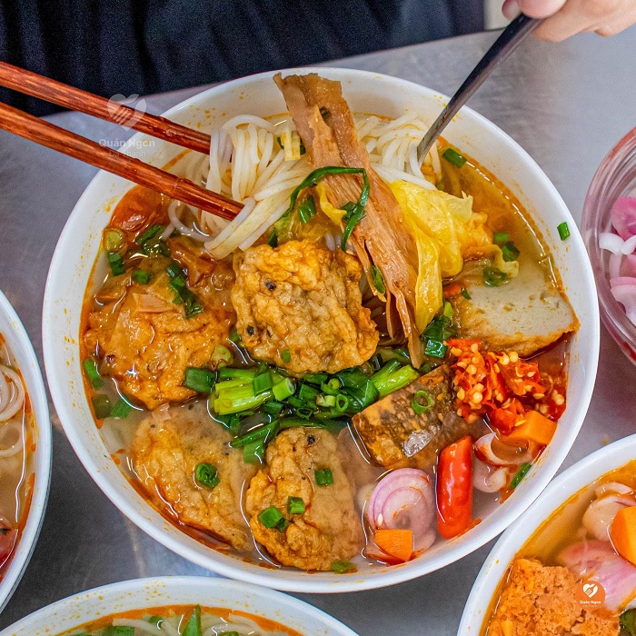 Buổi sáng trong lịch trình 2 ngày du lịch Đà Nẵng dịp Tết ăn bún chả cá