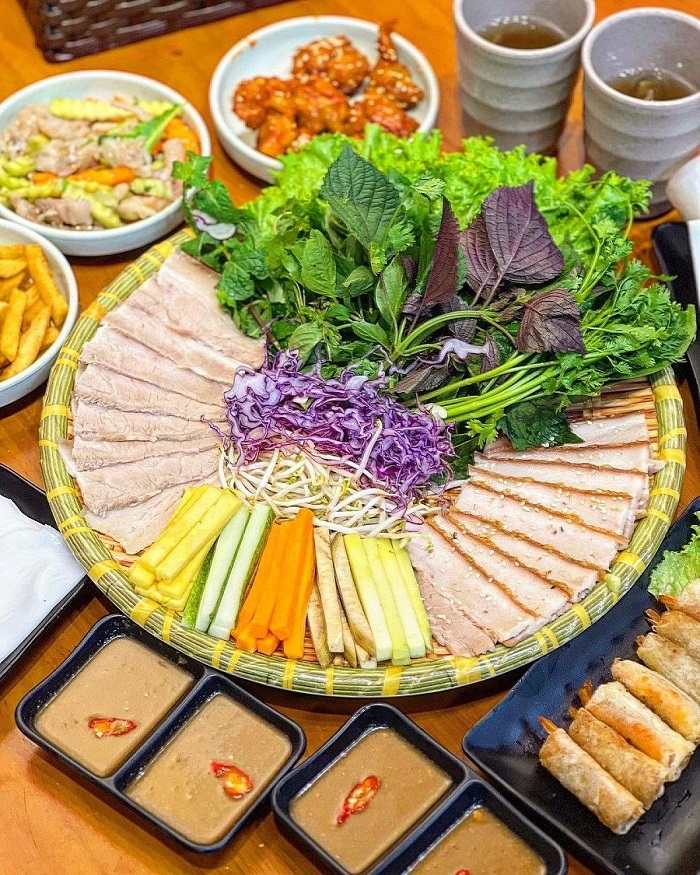 Lịch trình 2 ngày du lịch Đà Nẵng dịp Tết ăn bánh tráng cuốn thịt heo ngon