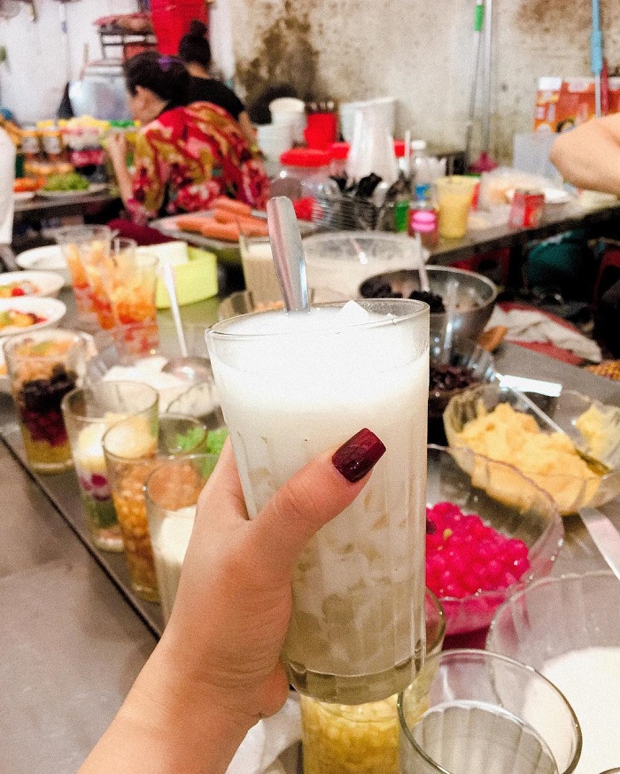 Dừa dầm là món ăn vặt ở Hải Phòng được du khách yêu thích