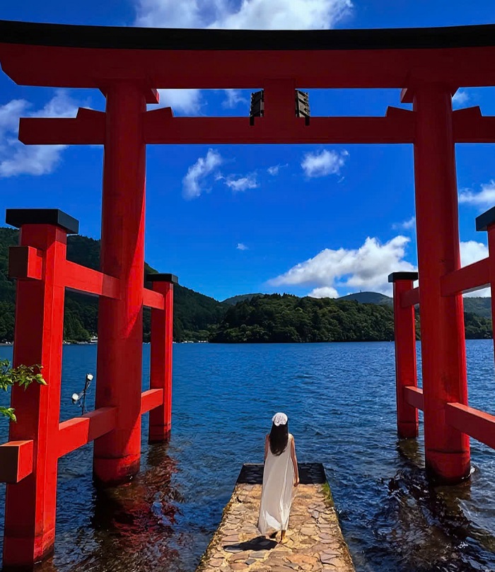 Cổng Torrii giữa hồ nổi tiếng của Ngôi chùa đẹp ở Nhật Bản Hakone