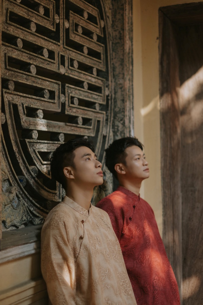 Cận cảnh chi tiết áo dài với những đường may tinh tế, tôn vinh nét đẹp thủ công và văn hóa Việt.