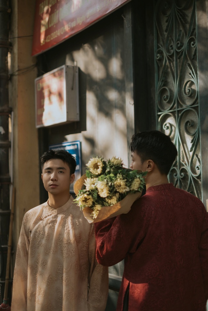 Hai chàng trai cùng dạo bước dưới hàng cây ven hồ, một khung cảnh bình yên và thơ mộng đúng chất Thủ đô 