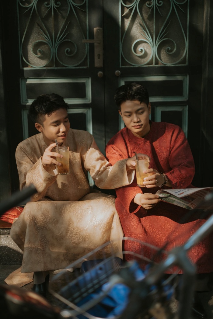 Hai chàng trai thư thả thưởng thức trà chiều, gợi nhớ vẻ đẹp thanh tao của người Hà Nội xưa.