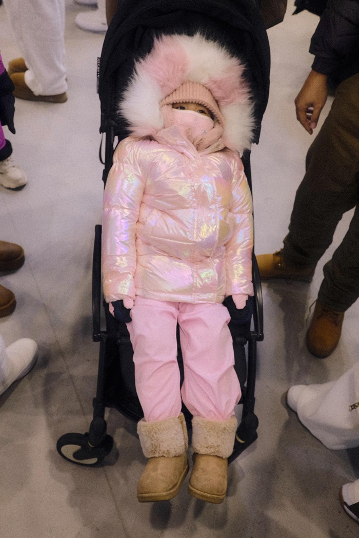 Bé Pamela gây sốt với tạo hình đáng yêu trong trang phục giữ ấm màu hồng. Ảnh: FBVN