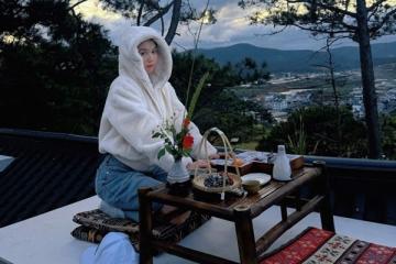 Ngọc Trinh gây chú ý với phong cách ăn mặc trong chuyến du lịch Đà Lạt