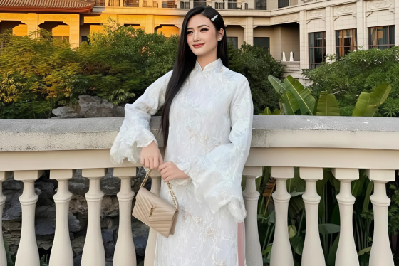 Hoa hậu Ý Nhi diện áo dài cách tân du xuân Đà Nẵng