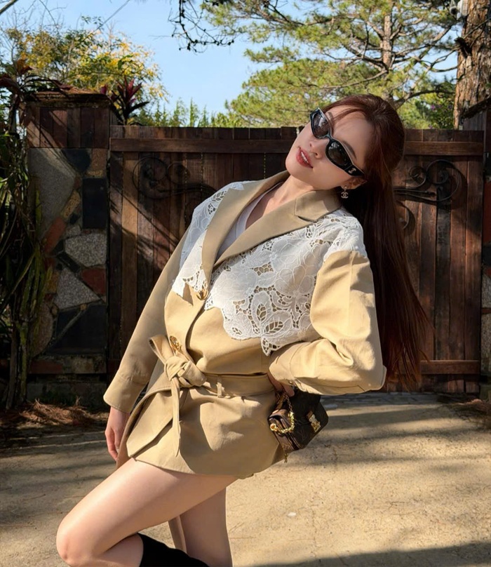 Thanh Thanh Huyền tranh thủ ghi lại những khoảnh khắc đáng nhớ trong chuyến du lịch lần này. Ảnh: FBNV.