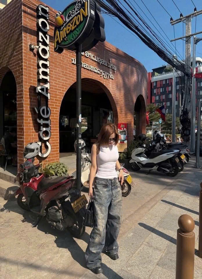 Ca sĩ Dương Hoàng Yến chia sẻ hình ảnh đời thường tại thủ đô Viêng Chăn