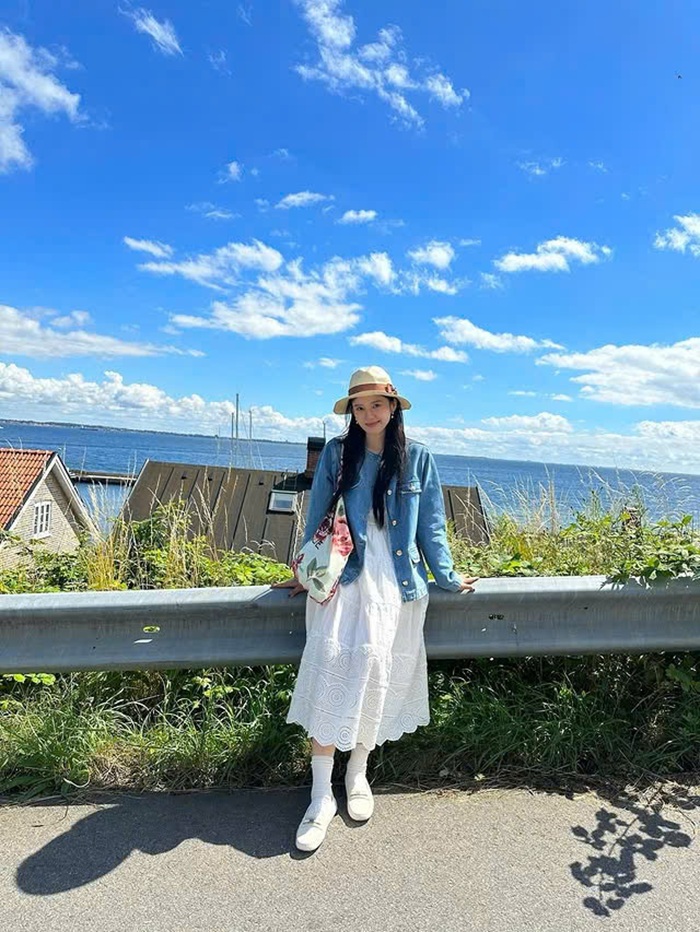Phong cách thời trang giản dị sau ánh đèn sân khấu của nữ viên diên Hoa Ngữ, phù hợp với màu xanh tươi mát của biển cả. Ảnh: Instagram nhân vật