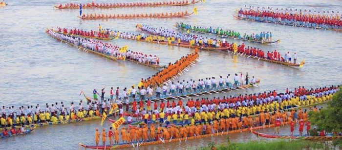 Lễ hội Bon Om Touk nổi tiếng với cuộc đua thuyền vừa sôi động, nhộn nhịp nhưng không kém phần gây cấn. 