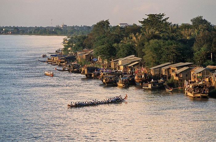 Lễ hội Bon Om Touk của Campuchia được tổ chức tại biển Hồ, nơi tạo dựng và duy trì nhiều nét văn hóa đặc sắc của người dân nơi đây. 