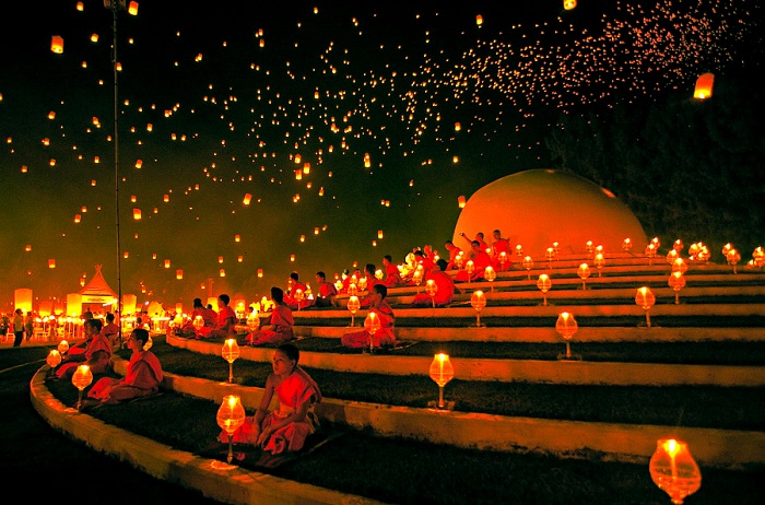 Hoạt động chính của lễ hội Loy Krathong là thả lồng đèn lên trời, tạo nên một không gian lung linh huyền ảo, để lại những cảm xúc khó tả cho những ai tham gia. 