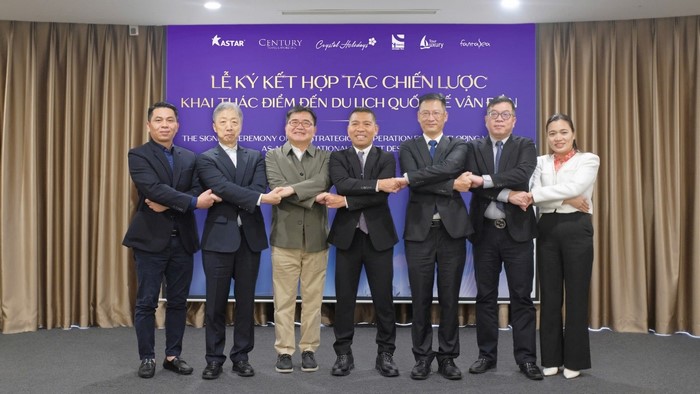 Từ trái qua phải: Ông Đào Việt Long – CEO Fantasea Travel (Việt Nam), ông Cho So Youn – CEO Century Travel (Hàn Quốc); ông Hanson Ku – CEO Hongyi Group (Đài Loan); ông Đặng Đình Việt – CEO Crystal Holidays Holding (Việt Nam); ông Chen Quianlong – CEO Astar Travel (Trung Quốc); ông Anson Tsai – CEO H&T Travel Hà Nội; bà Nguyễn Thị Thu Hằng – CEO Luxury Tour (Việt Nam).
