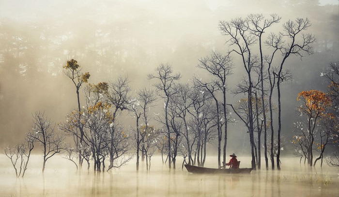 Đoạn đường đất vào Khu du lịch dã ngoại Suối Tía Đà Lạt hơi khó đi nhưng không làm khó du khách