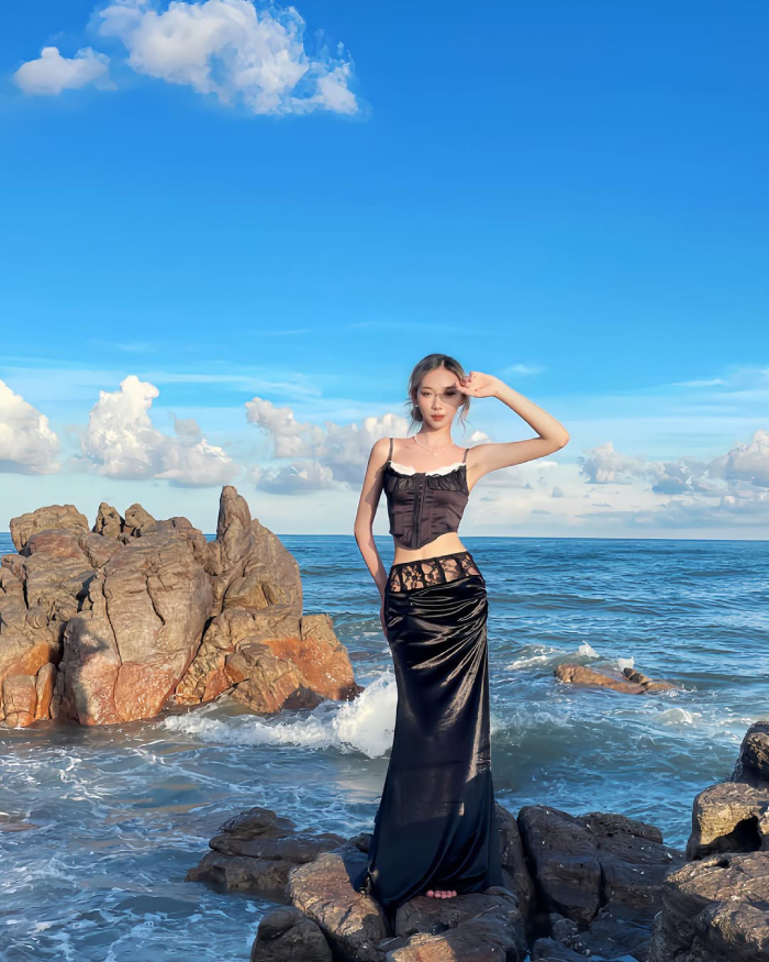 Bãi tắm Minh Châu thu hút rất nhiều bạn trẻ