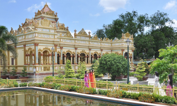 Các công trình kiến trúc tuyệt đẹp ở chùa Vĩnh Tràng Tiền Giang