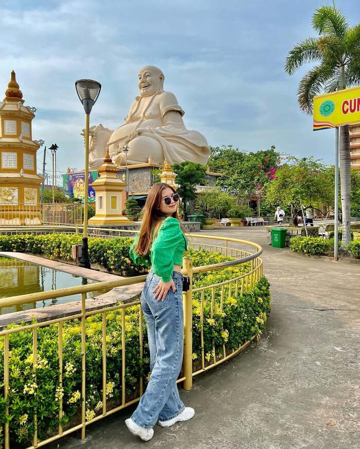 Săn ảnh sống ảo ở chùa Vĩnh Tràng Tiền Giang