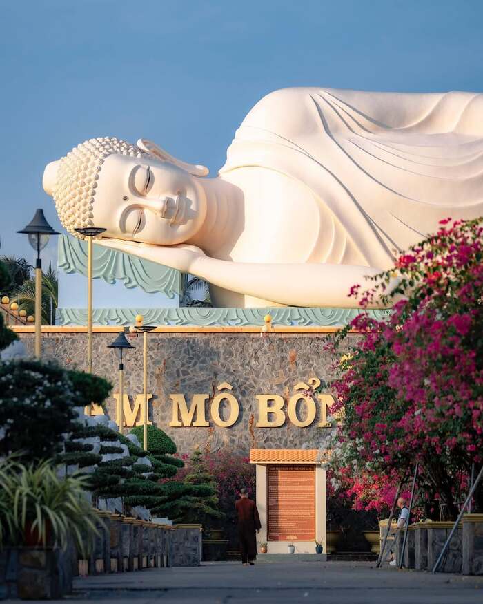 Những pho tượng Phật khổng lồ ở chùa Vĩnh Tràng Tiền Giang