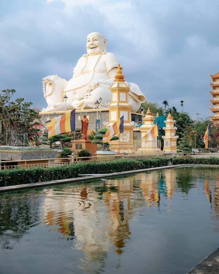 Những pho tượng Phật khổng lồ ở chùa Vĩnh Tràng Tiền Giang