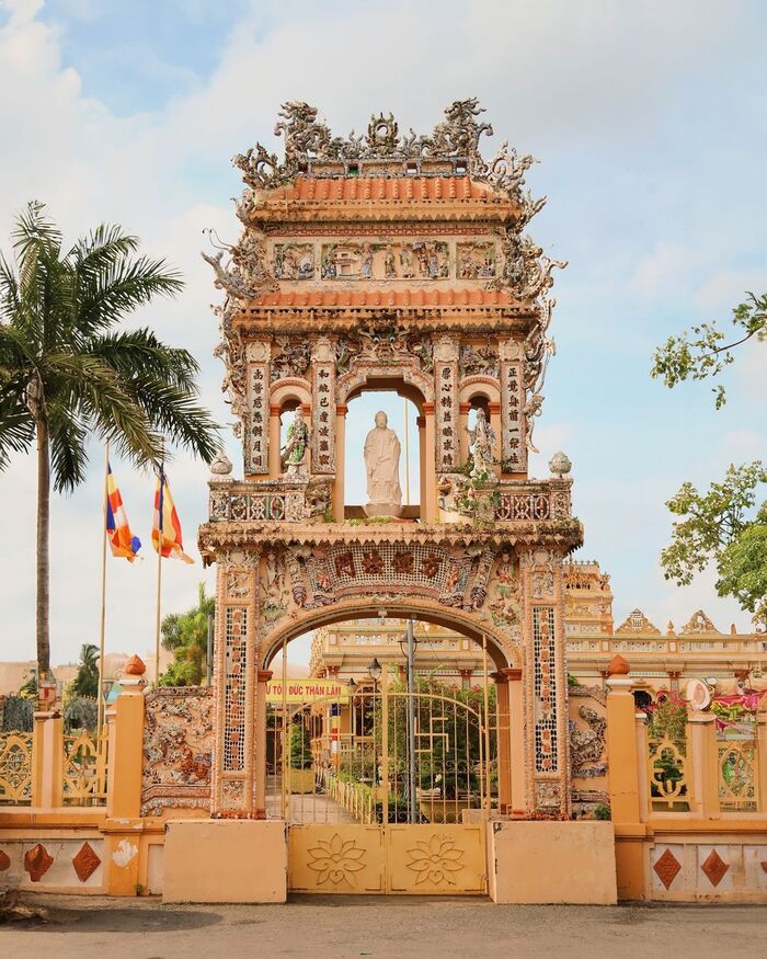 Các công trình kiến trúc tuyệt đẹp ở chùa Vĩnh Tràng Tiền Giang