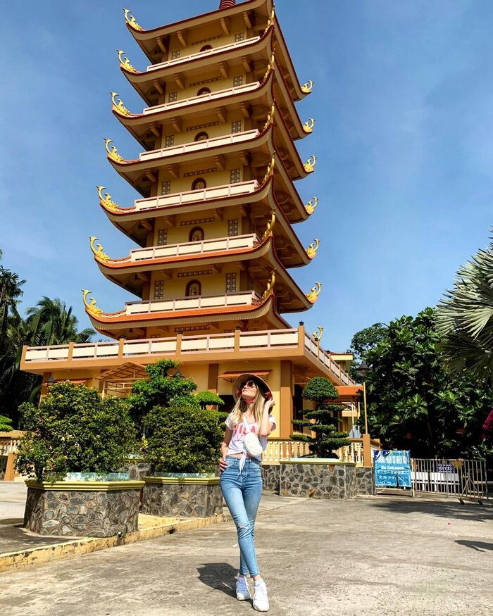 Săn ảnh sống ảo ở chùa Vĩnh Tràng Tiền Giang