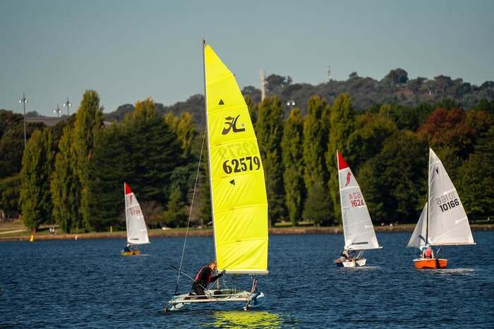 Tham gia các môn thể thao dưới nước tại hồ Burley Griffin Úc 